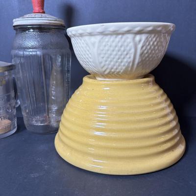 LOT 128: Vintage Pottery Mixing Bowls, Food Chopper & Blender & Hazel Atlas Modern Tone Platonite Sherbert Dishes, Sugar Bowl,...