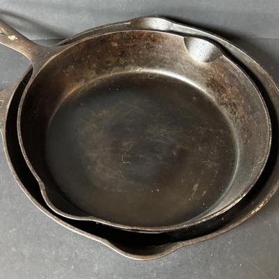LOT 133: Set of 3 Griswold Cast Iron Pans