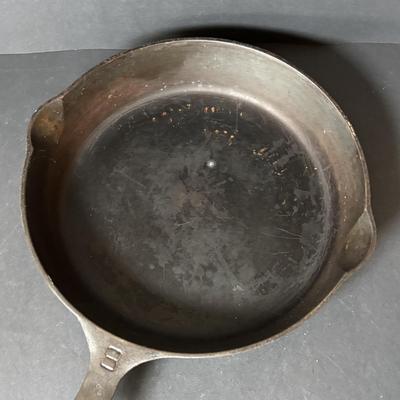LOT 133: Set of 3 Griswold Cast Iron Pans