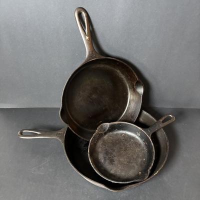 LOT 133: Set of 3 Griswold Cast Iron Pans