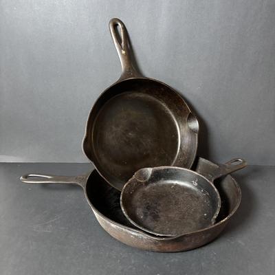 LOT 133: Set of 3 Griswold Cast Iron Pans