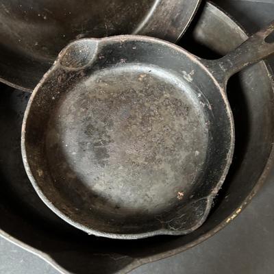 LOT 133: Set of 3 Griswold Cast Iron Pans
