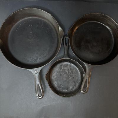 LOT 133: Set of 3 Griswold Cast Iron Pans