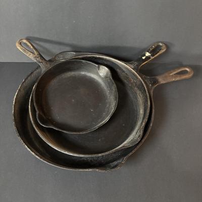 LOT 134: Set of 3 Griswold Cast Iron Pans