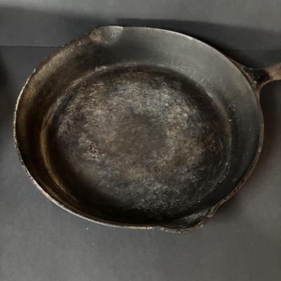 LOT 134: Set of 3 Griswold Cast Iron Pans