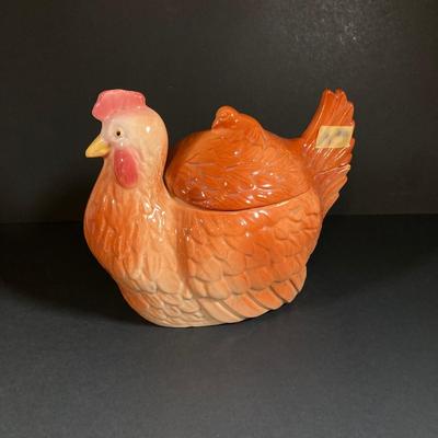 LOT 139: Vintage / Antique Hen Cookie Jar