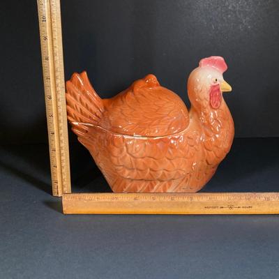 LOT 139: Vintage / Antique Hen Cookie Jar