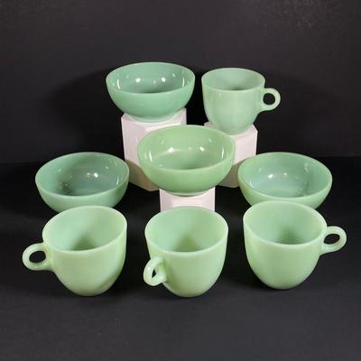 LOT 142: Vintage Fire King Oven Ware Jadeite Cup and Bowl Set