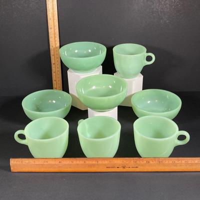 LOT 142: Vintage Fire King Oven Ware Jadeite Cup and Bowl Set