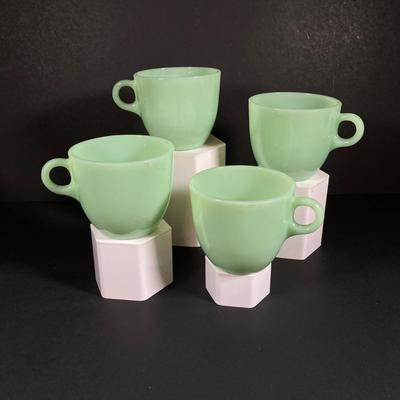 LOT 142: Vintage Fire King Oven Ware Jadeite Cup and Bowl Set