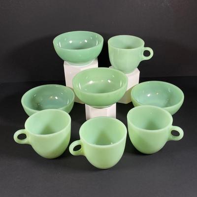 LOT 142: Vintage Fire King Oven Ware Jadeite Cup and Bowl Set