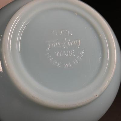 LOT 150: Vintage Fire King Oven Ware Bowl Set