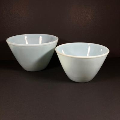 LOT 150: Vintage Fire King Oven Ware Bowl Set