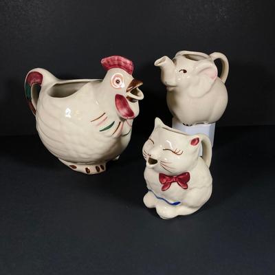 LOT 152: Vintage Shawnee Chanticleer USA Pitcher Collection - Chicken, Pig and Cat
