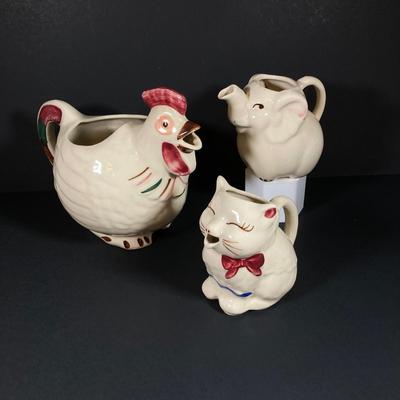 LOT 152: Vintage Shawnee Chanticleer USA Pitcher Collection - Chicken, Pig and Cat