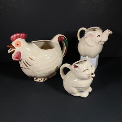 LOT 152: Vintage Shawnee Chanticleer USA Pitcher Collection - Chicken, Pig and Cat