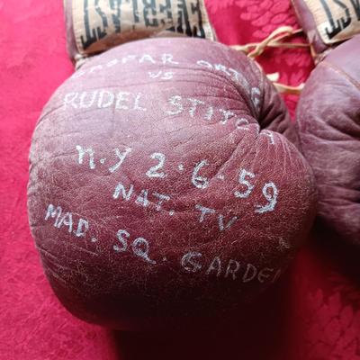 SIGNED BOXING GLOVES