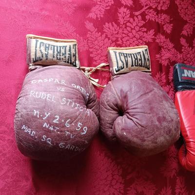 SIGNED BOXING GLOVES