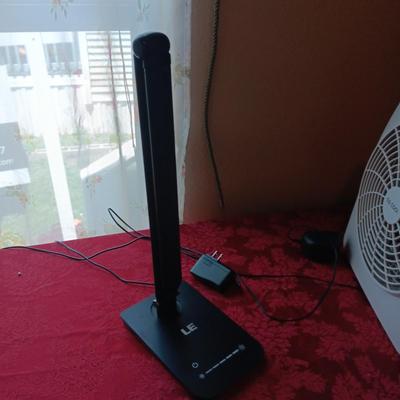 LE ADJUSTABLE LIGHT, TABLETOP FAN AND A SURGE BOX