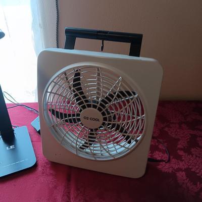 LE ADJUSTABLE LIGHT, TABLETOP FAN AND A SURGE BOX