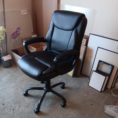 NICE, COMFY, ADJUSTABLE DESK CHAIR