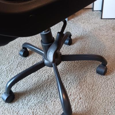NICE, COMFY, ADJUSTABLE DESK CHAIR