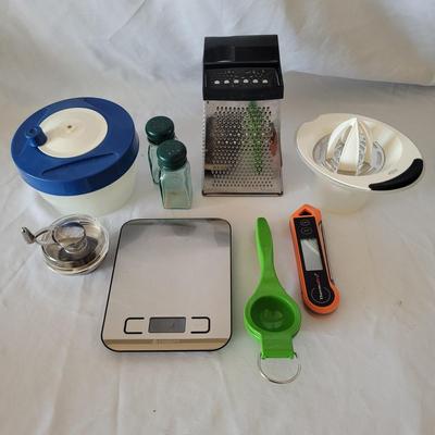 Large Kitchen Utensil Lot (K-EL)