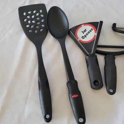 Large Kitchen Utensil Lot (K-EL)