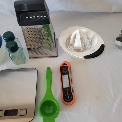 Large Kitchen Utensil Lot (K-EL)