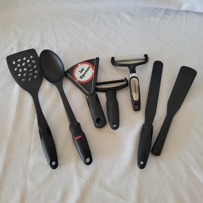 Large Kitchen Utensil Lot (K-EL)