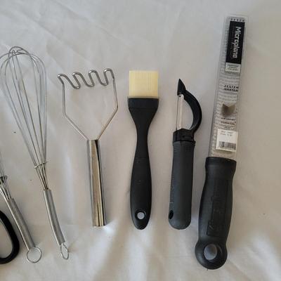 Large Kitchen Utensil Lot (K-EL)