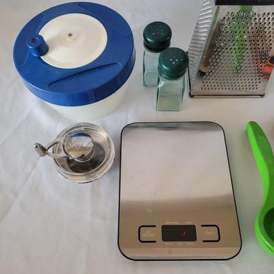 Large Kitchen Utensil Lot (K-EL)