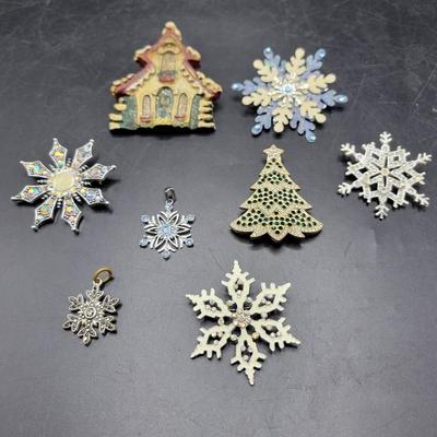 TDU141 (6) Christmas Brooches, (2) Christmas Pendants
