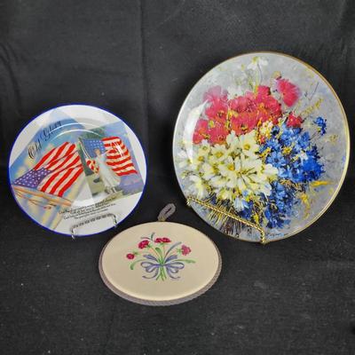 Lenox Trivet, "Old Glory" Plate by Rosanna Made in Italy, 1978 Royal Doulton "Country Bouquet" Plate