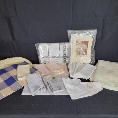 CHA351 Assorted Linens: Table clothes, Napkins, Placemats