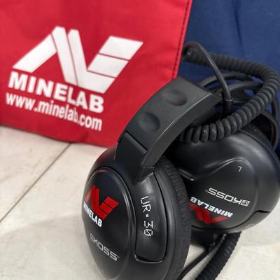 Minelab Safari metal detector with case & headphones