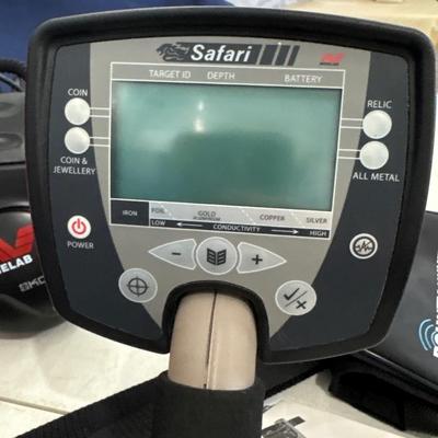Minelab Safari metal detector with case & headphones