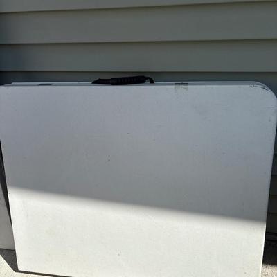 6’ plastic folding table