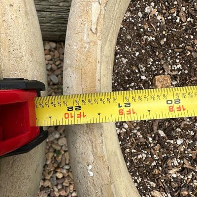 2 LARGE AND 2 SMALLER FLOWER POTS