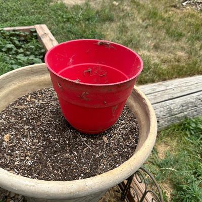 2 LARGE AND 2 SMALLER FLOWER POTS