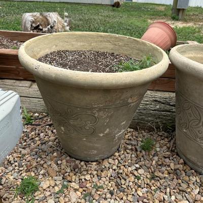 2 LARGE AND 2 SMALLER FLOWER POTS