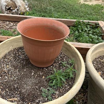 2 LARGE AND 2 SMALLER FLOWER POTS