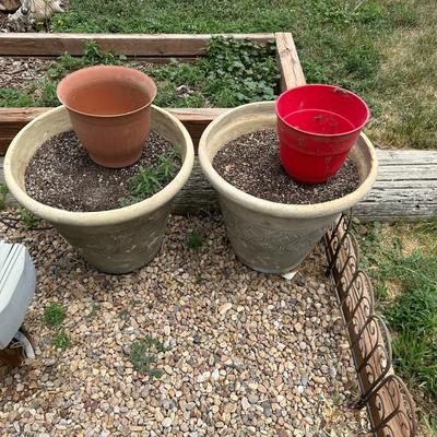 2 LARGE AND 2 SMALLER FLOWER POTS