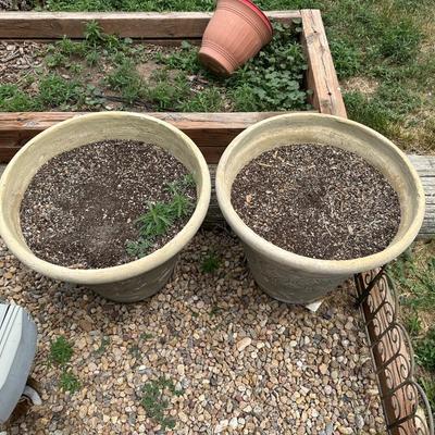 2 LARGE AND 2 SMALLER FLOWER POTS