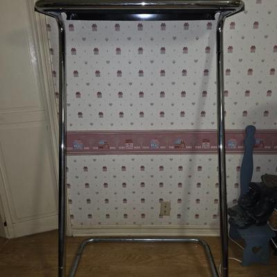 Clothing rack with shelf