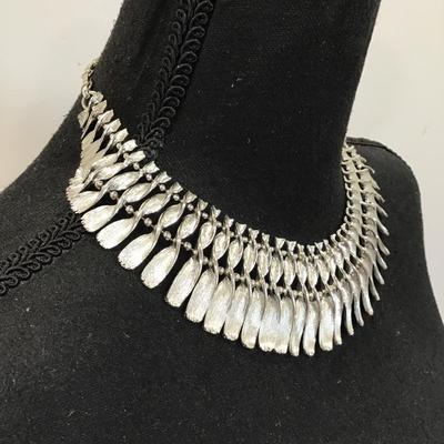 Beautiful, vintage, brushed silver toned Lisner statement necklace