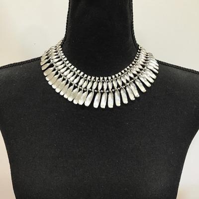 Beautiful, vintage, brushed silver toned Lisner statement necklace