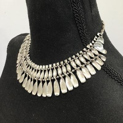 Beautiful, vintage, brushed silver toned Lisner statement necklace