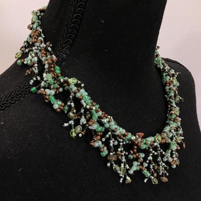 Beautiful beaded collar necklace with magnetic clasp
