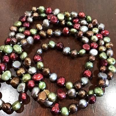 Gorgeous genuine, pearl necklace, rich and colors. Very nice.